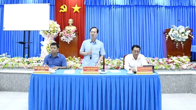 Przewodniczący Prowincjonalnego Komitetu Ludowego Tran Tri Quang przeprowadził dialog z gospodarstwami domowymi w gminie An Phu Tan.
