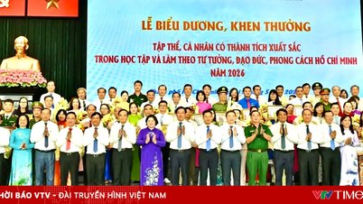 A cidade de Ho Chi Minh homenageia mais de 300 grupos e indivíduos exemplares por estudarem e seguirem os ensinamentos do presidente Ho Chi Minh.