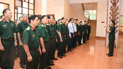 O delegație a Asociației Veteranilor din Vietnam vizitează Muzeul Corpului 34 Armată.