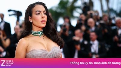 Vợ sắp cưới của Ronaldo lại gây sốt