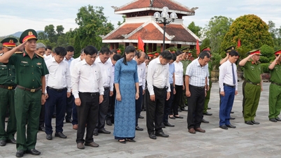 Mempersembahkan dupa untuk memperingati Presiden Ho Chi Minh dan memberi penghormatan kepada para martir yang heroik.