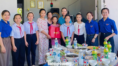 ຄູອາຈານ ແລະ ນັກຮຽນນຳເອົາ "ອາຫານຂອງສະມາຊິກ" ມາໃຫ້ຄວາມອົບອຸ່ນແກ່ເຮືອນຂອງນັກຮຽນທີ່ດ້ອຍໂອກາດ.