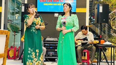 Phu Khuong organiseerde een uitwisseling van traditionele volksmuziek ter ere van de verjaardag van president Ho Chi Minh.