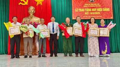 Des insignes du Parti ont été décernés à 25 membres du Parti dans le quartier de Phu Yen le 19 mai.