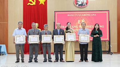 Trao tặng Huy hiệu Đảng cho 17 đảng viên xã Krông Ana
