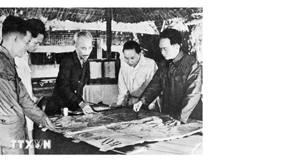 Kambodzsai újságok dicsérik Ho Si Minh elnököt, Vietnam nemzeti hősét.