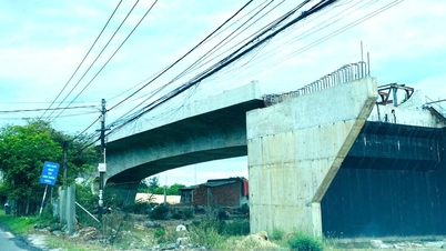 Se colocaron letreros que indicaban que la obra estaba en construcción, pero durante dos años no se vio a ningún trabajador.