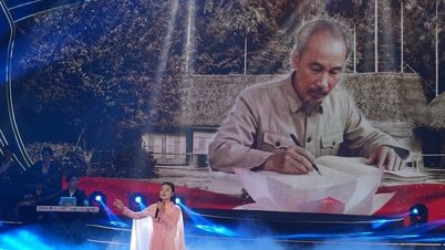 Potret Presiden Ho Chi Minh dan bendera Parti, yang dicat dengan darah, telah dihasilkan pada 19 Mei.