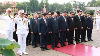 Liderii Partidului, Statului și Frontului Patriei Vietnam vizitează Mausoleul președintelui Ho Și Min.