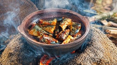 Ikan kembung yang dimasak sehingga tulangnya empuk, dihidangkan bersama roti bakar, merupakan pengalaman kulinari yang tidak dapat dilupakan.