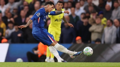 Enzo vstřelil úžasný gól, když Chelsea porazila Tottenham v londýnském derby.