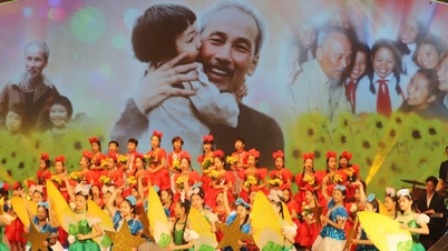 Program seni "Namanya Bersinar Selamanya" menggambarkan sosok Presiden Ho Chi Minh.