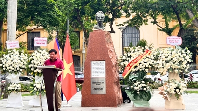 Herdenking van de Cubaanse nationale held José Martí in Hanoi.