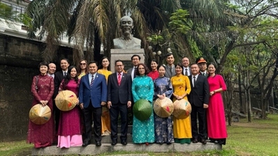 L'ambassade du Vietnam aux Philippines a déposé des gerbes en hommage au président Hô Chi Minh.