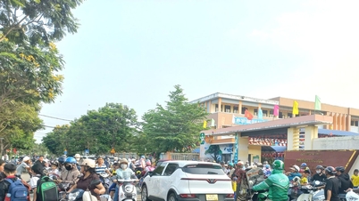 स्कूल के गेट के सामने यातायात सुरक्षा उपायों को बेहतर बनाया जाए।