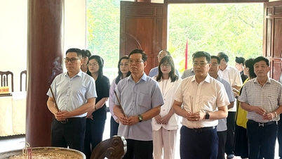 La delegación del Departamento Central de Propaganda y Movilización de Masas ofreció incienso y flores en el Sitio Histórico Nacional Especial del Bosque de Tran Hung Dao.