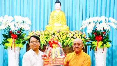 Der stellvertretende Sekretär des Parteikomitees der Provinz Lam Dong, Dang Hong Sy, besucht die Gemeinde und übermittelt seine Glückwünsche zum Geburtstag Buddhas.