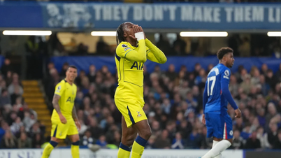 Tottenham, Chelsea'ye yenilerek küme düşme mücadelesini son maç gününe erteledi.
