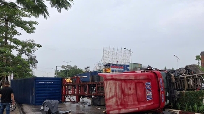 Un camion container s-a izbit de parapetul unui pasaj superior și s-a răsturnat pe strada Nguyen Binh Khiem.