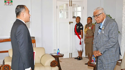 Vietnam Büyükelçisi, Fiji Cumhuriyeti Cumhurbaşkanına güven mektuplarını sunuyor.