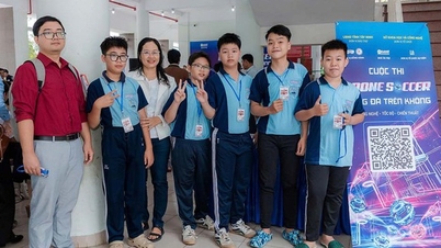 Los estudiantes de Tay Ninh experimentan y compiten en fútbol con drones por primera vez.