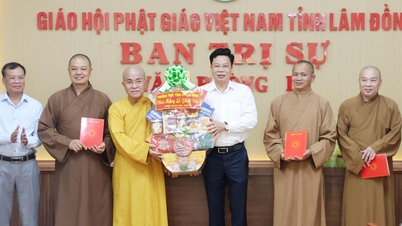 Chủ tịch HĐND tỉnh Lâm Đồng Lưu Văn Trung chúc mừng Đại lễ Phật đản