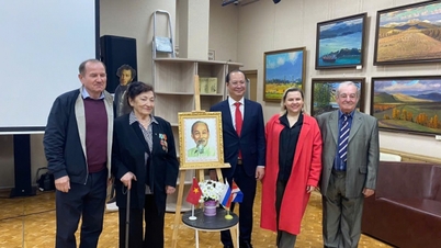 Bạn bè Nga tại Vladivostok tưởng nhớ Chủ tịch Hồ Chí Minh