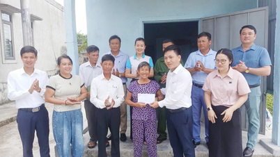 Výbor Vietnamské vlasti v obci Quang Trach předal dary jednotlivcům v obzvláště obtížných situacích.