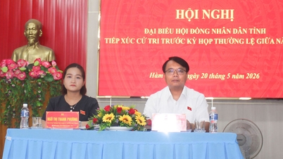 Visesekretær i den provinsielle partikomiteen Dang Hong Sy møter velgere i Ham Thang-distriktet.