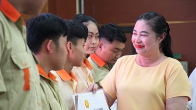 Über 570 Millionen VND an Stipendien wurden an Studenten des Quang Nam College vergeben.