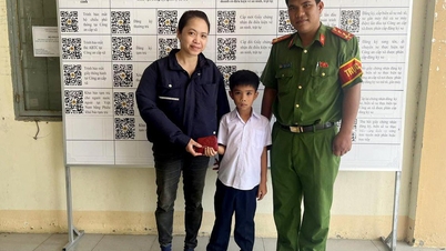 Học sinh lớp 2 trả lại tài sản cho người đánh rơi