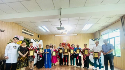 Hommage aux artistes ayant apporté une contribution significative à la musique vietnamienne.