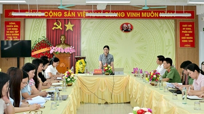 Naib Pengerusi Jawatankuasa Rakyat Wilayah Vuong Ngoc Ha melawat, memberi galakan, dan bekerjasama dengan sekolah-sekolah sebelum Peperiksaan Graduasi Sekolah Menengah.