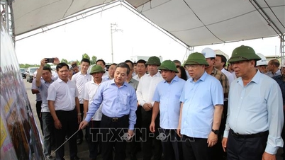 Místopředseda vlády Pham Gia Tuc kontroluje pokrok projektu mezinárodního letiště Gia Binh.