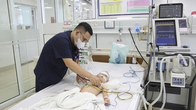 Un copil de doi ani aproape a murit după ce a contractat cinci agenți patogeni respiratori înecându-se cu apă.
