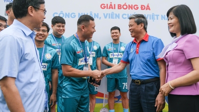 Los dirigentes de la Confederación General del Trabajo de Vietnam acudieron al estadio para animar a los jugadores.