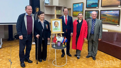 Russische Freunde im Fernen Osten gedenken Präsident Ho Chi Minh.