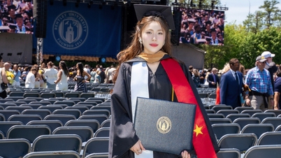 미스 베트남은 4개 국어를 구사하며 미국 대학을 우등으로 졸업했습니다.