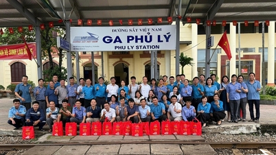 Phó TGĐ Hoàng Năng Khang thăm và tặng quà công nhân trên tuyến Hà Nội – Thanh Hóa