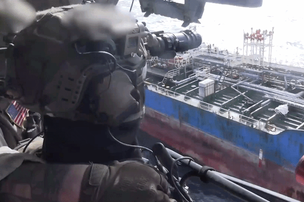 Tentera AS menggunakan helikopter untuk mendarat di atas kapal kargo Iran di Teluk Oman.