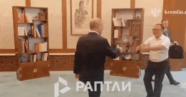 Putin gjenforenes med den kinesiske «gutten» han fotograferte med for 26 år siden.