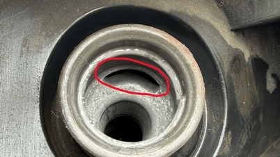 車の燃料タンクの首の部分にある小さな穴の謎：見過ごしてはいけない小さなディテール。