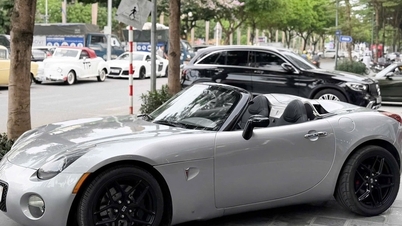 Рідкісний 20-річний Pontiac Solstice виставлено на продаж у Ханої майже за 2 мільярди донгів.