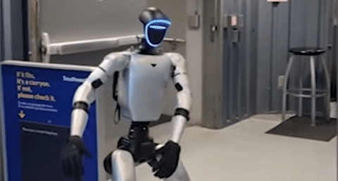 Americké letadlo zpozdilo vzlet kvůli humanoidnímu robotovi.