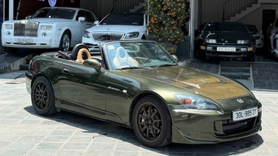 Το Honda S2000 του 2004 είναι ένα μοναδικό μοντέλο στην αγορά του Βιετνάμ, με την τιμή ενός καινούργιου πολυτελούς αυτοκινήτου.
