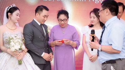 El novio, originario de Ninh Binh, rompió a llorar al recibir 4 taeles de oro de su padre, que falleció hace 26 años.