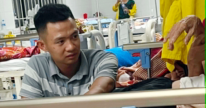 Un giovane della provincia di Nghe An, che si prende cura della nonna novantenne ricoverata in ospedale, ha commosso molti.