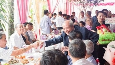 Os pais comemoraram seu 50º aniversário de casamento, e seus quatro filhos deram uma festa luxuosa, convidando 200 pessoas.