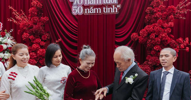 Um casal de 70 anos celebra suas 'bodas de ouro', e sua mensagem emocionante comoveu seus filhos e netos.