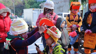 Loc Binh Pazarı: Sınır bölgesinde canlı renklerin sergilendiği bir yer.